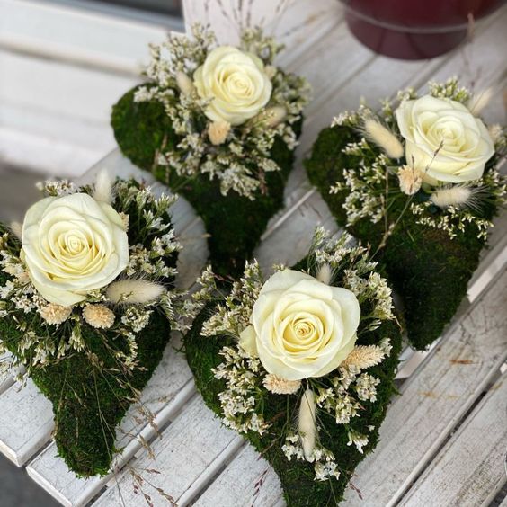 Små blomsterdekorasjoner formet som hjerter