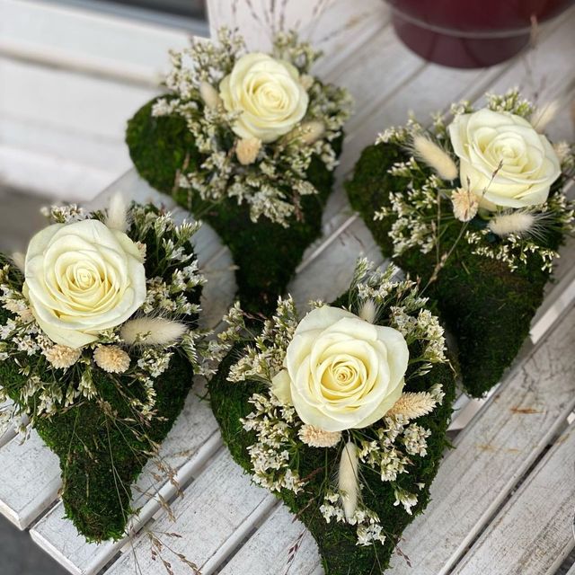 Små blomsterdekorasjoner formet som hjerter