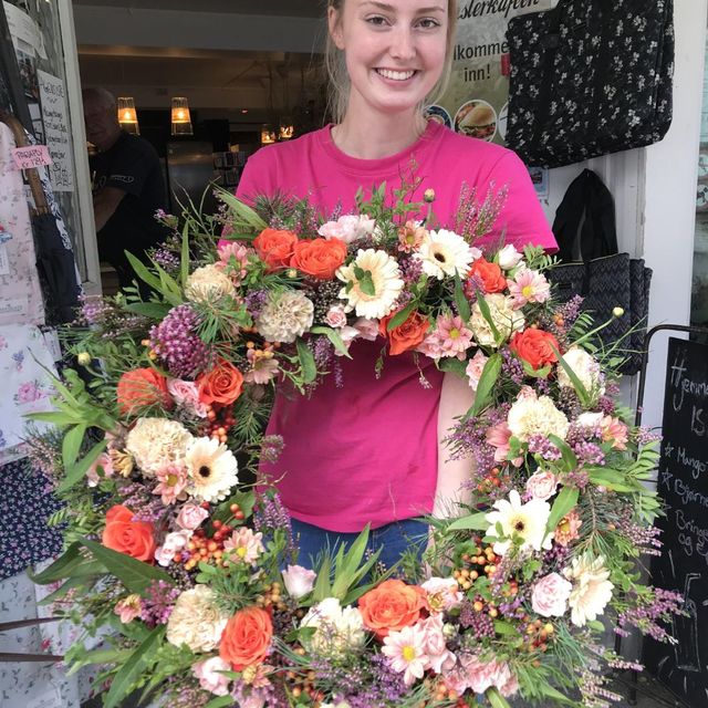 Rund krans med røde og hvite blomster