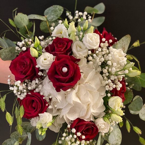 Bukett med hvite og røde roser