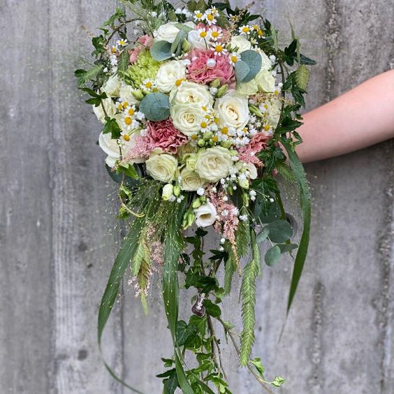 Blomsterbukett med hvite og rosa blomster