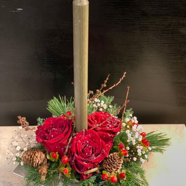 Blomsterdekorasjon med stearinlys