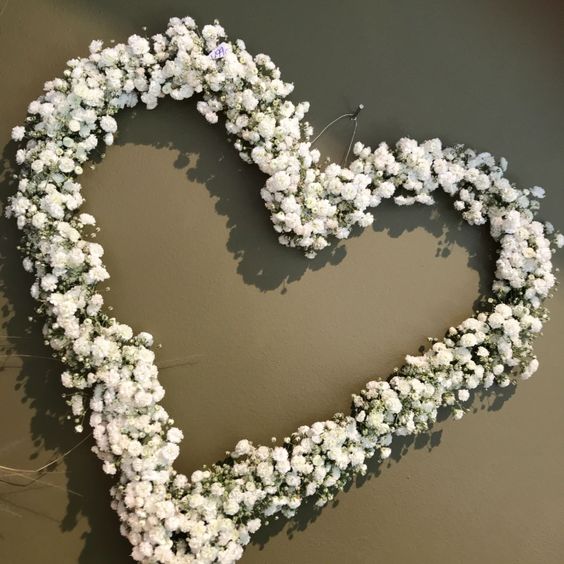 Blomsterdekorasjon av hvite blomster formet som hjerte